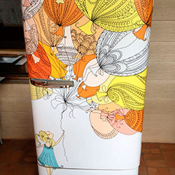 Envelopamento de geladeira antiga com desenho