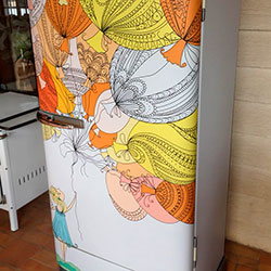 Envelopamento de geladeira antiga com desenho