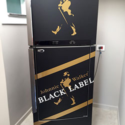 Envelopamento de Geladeira com Johnnie Walker - Black Label