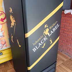 Envelopamento de geladeira com black label