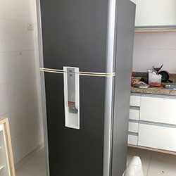 Envelopamento de geladeira com Brushed Graphite Alltak - Jardim Aeroporto - São Paulo
