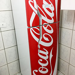 Envelopamento de geladeira com imagem da Coca Cola