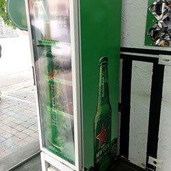 Envelopamento de geladeira expositora Heineken com Clear na porta