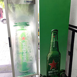 Envelopamento de geladeira expositora Heineken com Clear na porta