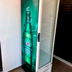 Envelopamento de geladeira com imagem de Heineken - Moema - São Paulo