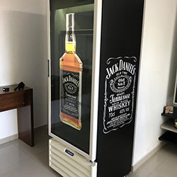 Envelopamento de geladeira expositora com Jack Daniels - São Paulo