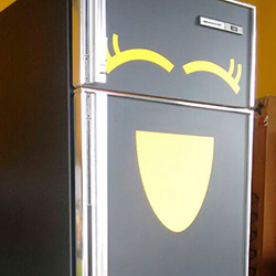 Envelopamento de freezer e geladeira com preto fosco e amarelo