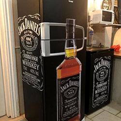 Envelopamento de geladeira e frigobar com Jack Daniels