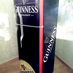 Envelopamento de geladeira com imagem de Guinness