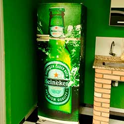 Envelopamento de geladeira com Heineken