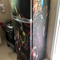 Envelopamento de geladeiracom Super-Heróis