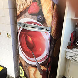 Envelopamento de geladeira com imagem de café da manhã