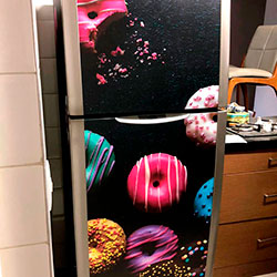Envelopamento de geladeira com imagem de Donuts - Cidade Monções - São Paulo