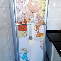 Envelopamento de geladeira com Imagem de Menina