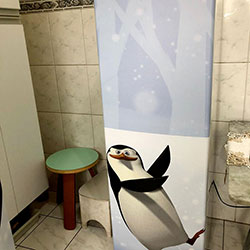 Envelopamento de geladeira com Pinguim