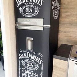 Envelopamento de geladeira com preto fosco e Jack Daniels