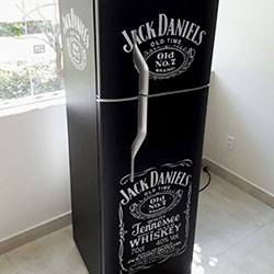 Envelopamento de geladeira com Jack Daniels