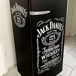 Envelopamento de geladeira com preto fosco e recorte - Jack Daniels