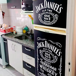 Envelopamento de Geladeira com Jack Daniels e Preto Fosco