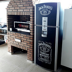 Envelopamento geladeira com Jack Daniels em recorte e Preto Fosco