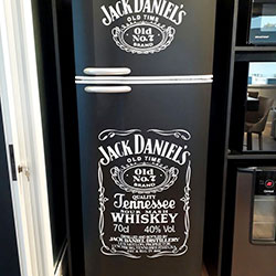Envelopamento de geladeira com Jack Daniels e Preto Fosco