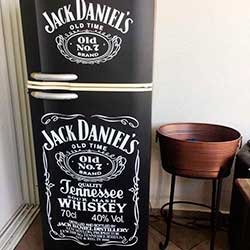 Envelopamento de Geladeira com Jack Daniels e Preto Fosco