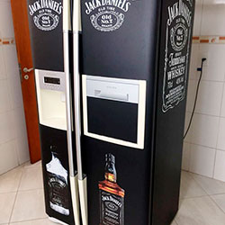 Envelopamento de geladeira com preto fosco e Jack Daniels