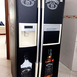 Envelopamento de geladeira com preto fosco e Jack Daniels