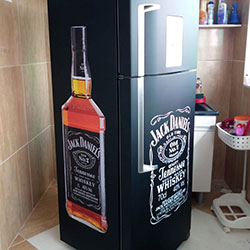 Envelopamento de geladeira com preto foso e Jack Daniels