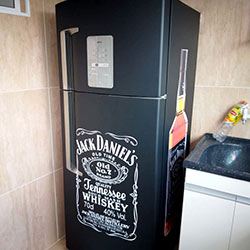 Envelopamento de geladeira com preto foso e Jack Daniels