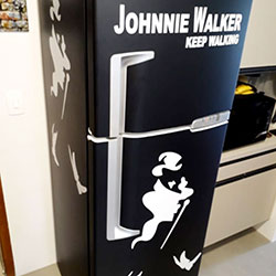 Envelopamento de geladeira com Imagem de Johnnie Walker