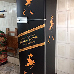 Envelopamento de frigobar com preto fosco e Johnnie Walker