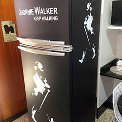 Envelopamento de geladeira com Johnnie Walker e Preto Fosco