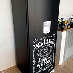 Envelopamento de geladeira preto fosco e Jack Daniels