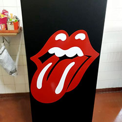 Envelopamento de geladeira com Rolling Stones