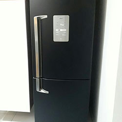 Envelopamento de geladeira com preto fosco
