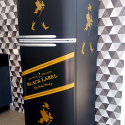 Envelopamento de Geladeira Johnnie Walker Black Label com Preto Fosco