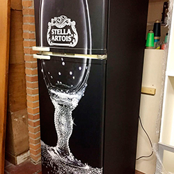 Envelopamento de geladeira com copo de cerveja Stella Artois