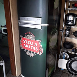 Envelopamento de geladeira com Stella Artois