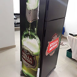 Envelopamento de geladeira com Stella Artois