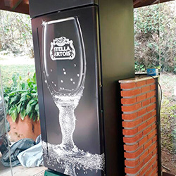 Envelopamento de geladeira com imagem copo Stella Artois