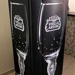 Envelopamento de geladeira com imagem da Stella Artois - VIla São Francisco - São Paulo