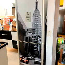 Envelopamento de geladeira com imagem de Táxi em NY - Z/S - SP