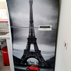 Envelopamento de geladeira com imagem Torre Eiffel