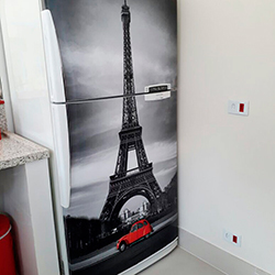 Envelopamento de geladeira com imagem Torre Eiffel