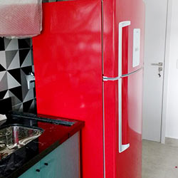 Envelopamento de geladeira com vermelho
