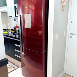 Envelopamento de geladeira com adesivo  vermelho bordô