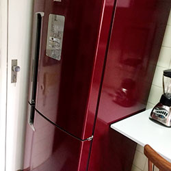 Envelopamento de geladeira com Vermelho Bordô