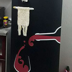 Envelopamento de geladeira com preto fosco e vinho - Armários com vermelho Bordô