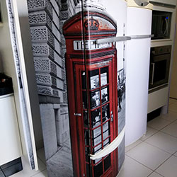Envelopamento de geladeiras com cabine telefonica e branco fosco
